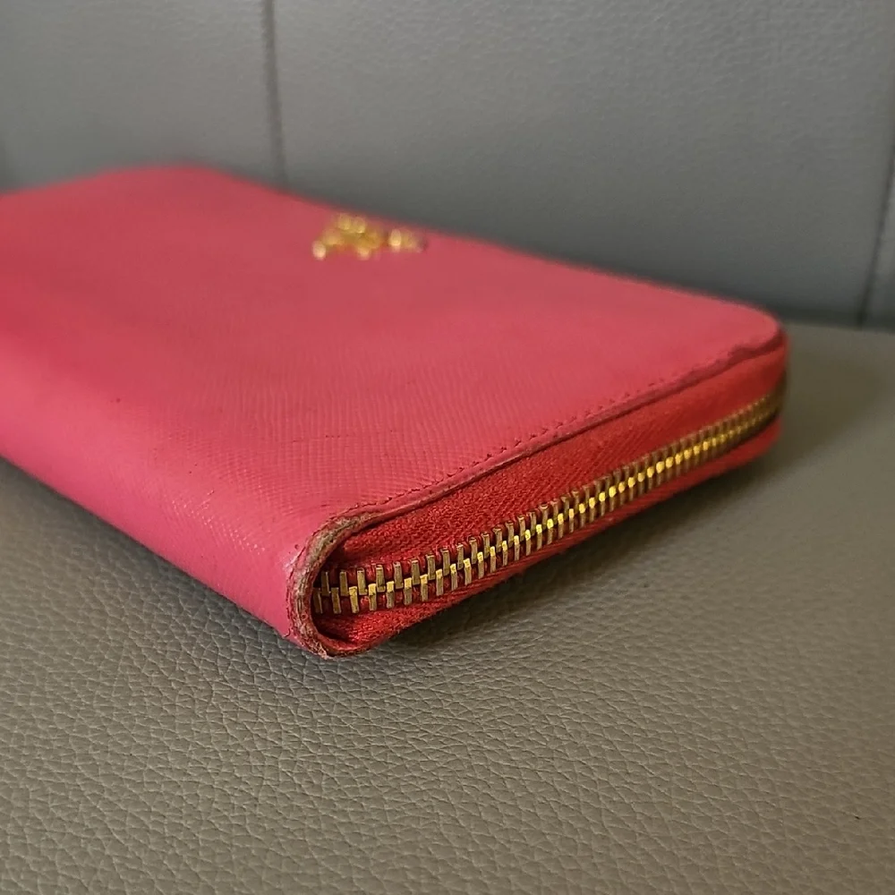 💖 Prada Pink Zippered Wallet 💖 - Picture 2 of 7